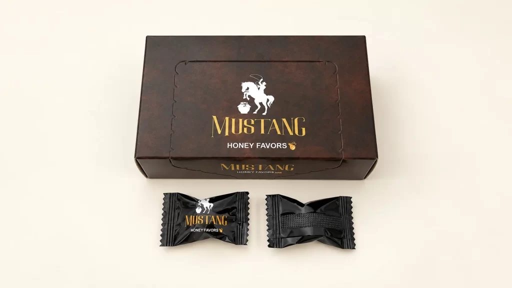 MUSTANG野馬糖開箱:從盒裝到獨立包裝,看懂實拍細節 MUSTANG深色盒裝、騎馬圖案及兩包獨立包裝糖果